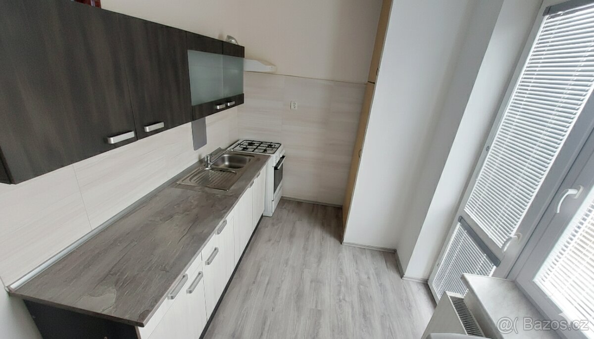 Pronájem bytu 2+1 (60 m2) Komenského, Adamov - 3