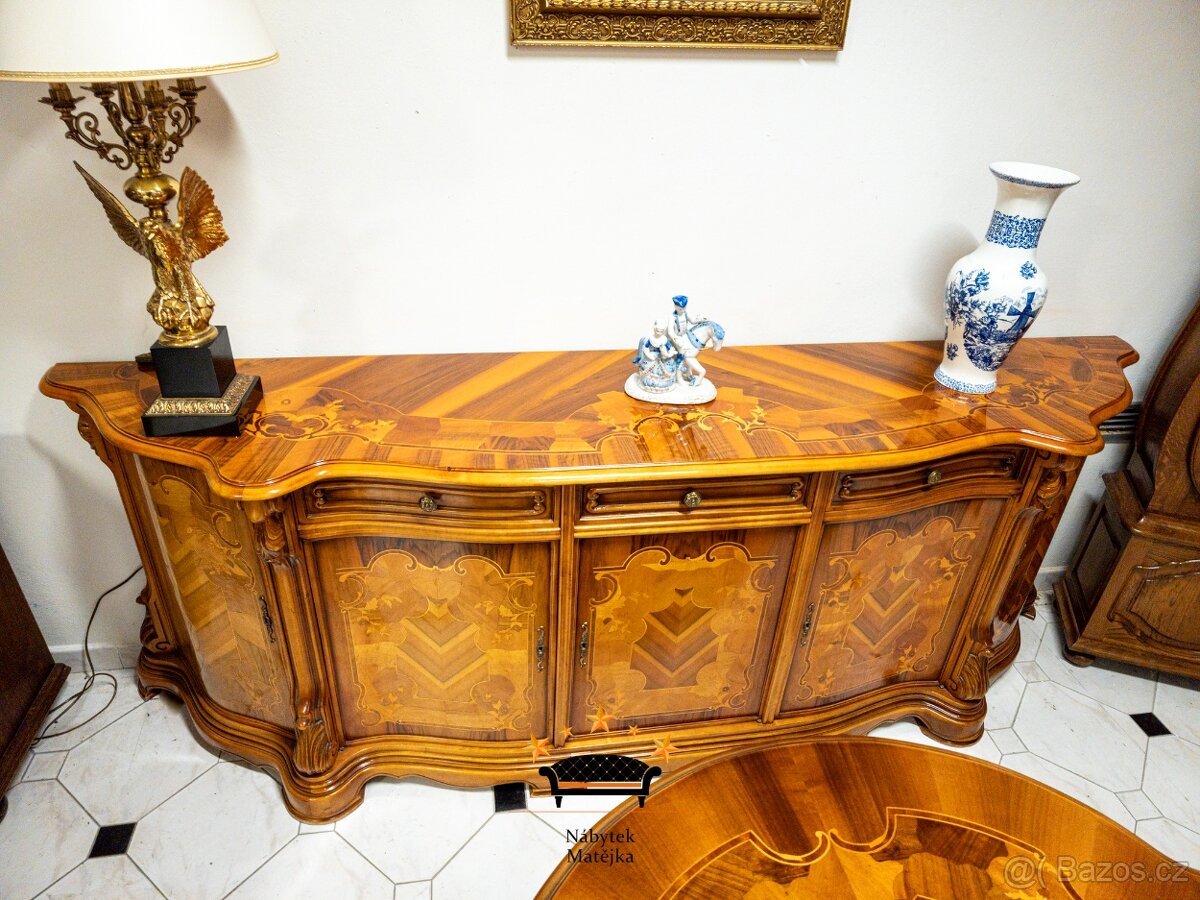 Luxusní barokní jídelní set – stůl + 6 židlí + velká vitrína - 3