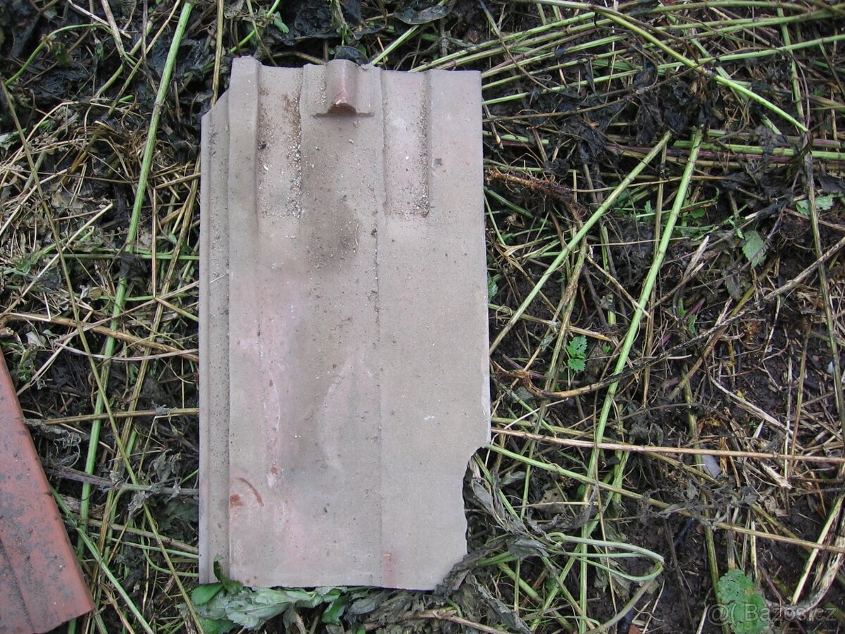 Střešní tašky - asi 1200 ks - 3