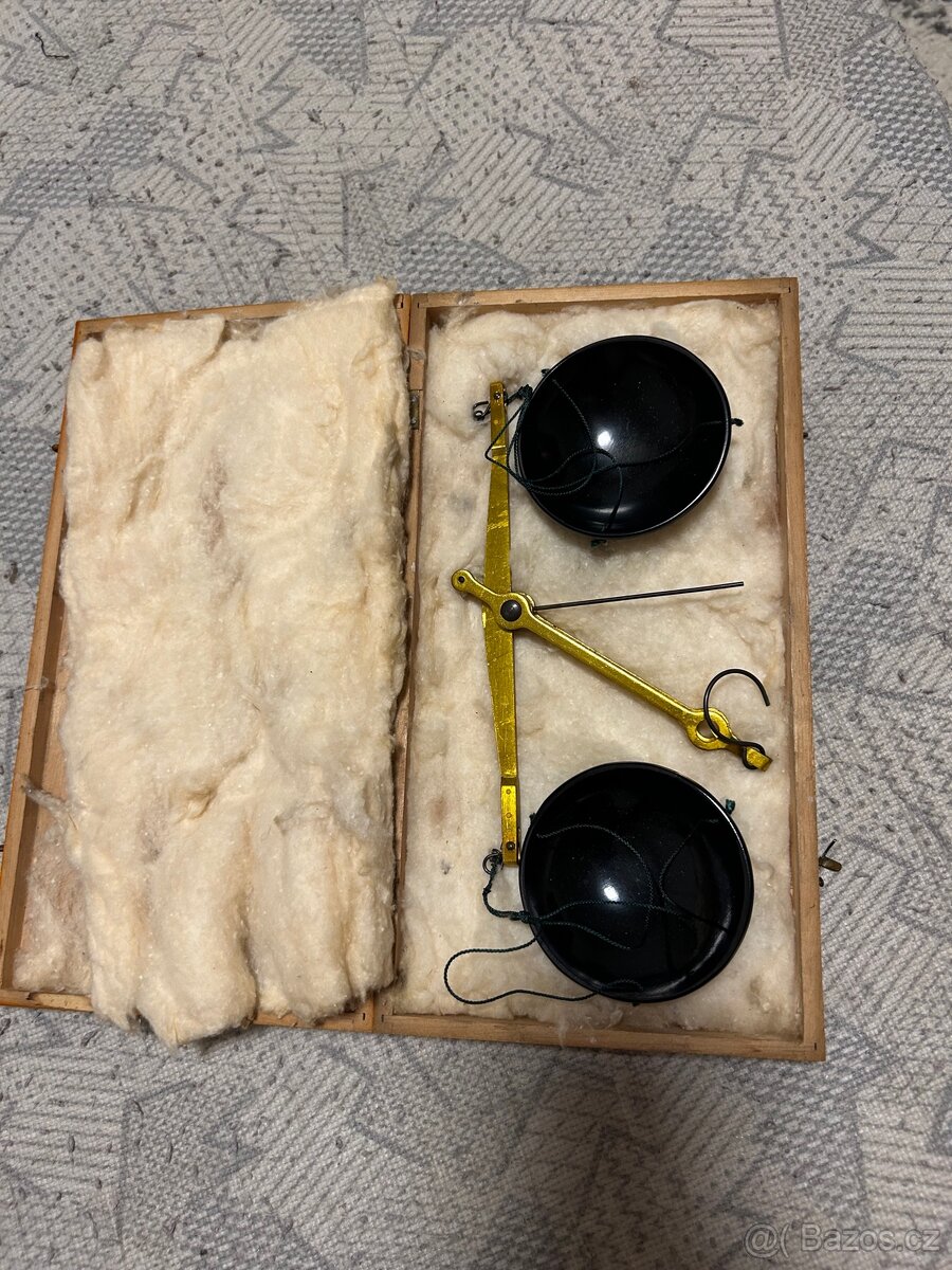 Stará dvoumisková váha v dřevěném pouzdře - 3