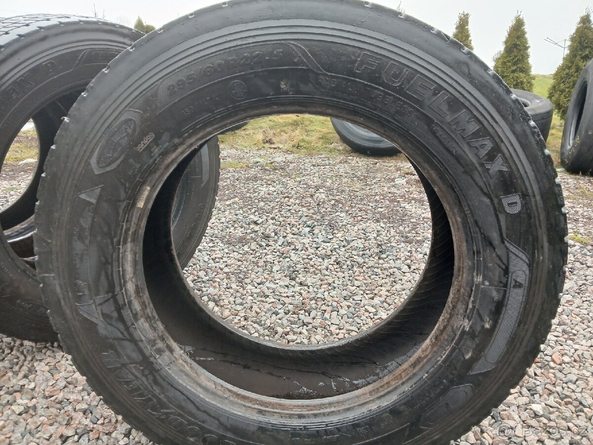 Pneu 295/60 R22,5 protektor - 3