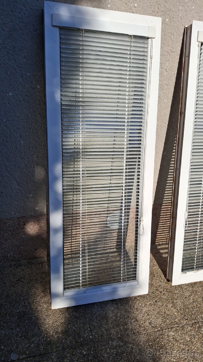 Prodám dvě fixní okna REHAU - 3