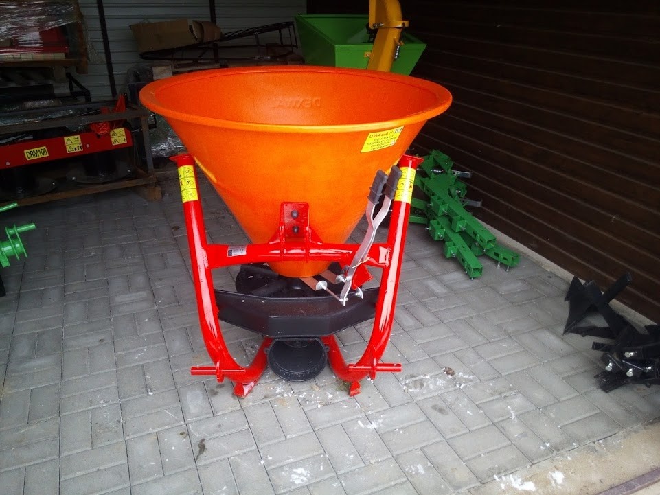 Rozmetadlo hnojiv a posypových hmot 200 - 500 litrů náplň - 3