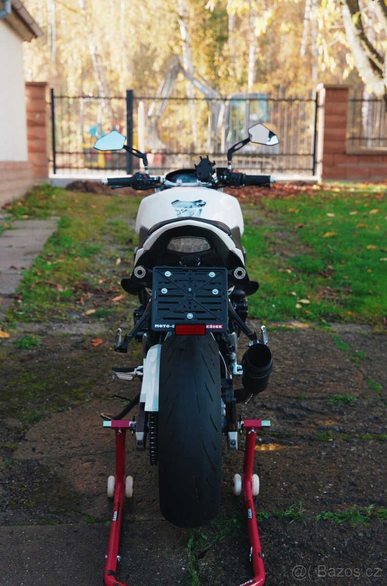 Suzuki GSR 750 - 3