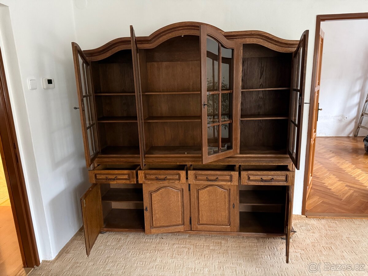 Skříň s vitrínou - 3
