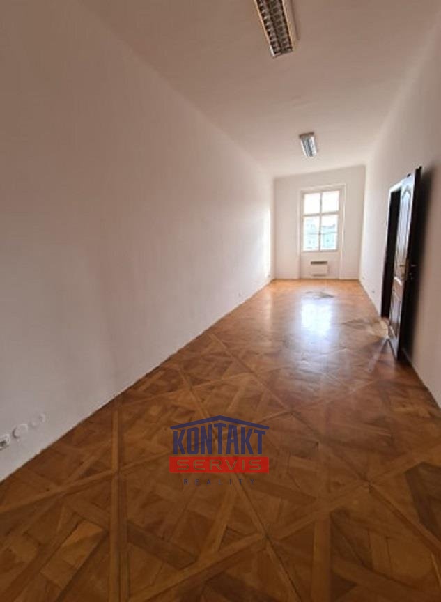 Pronájem bytu 3+1 přímo na náměstí Přemysla Otakara II, v Če - 3