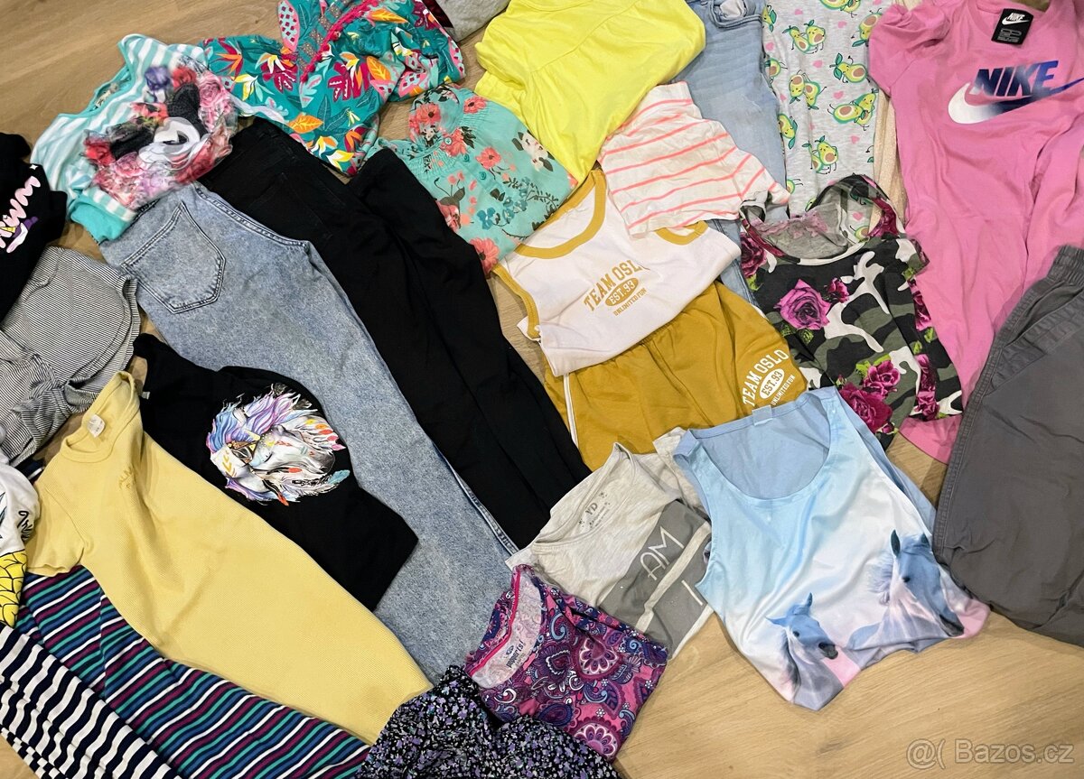 Set 29ks dívčího oblečení na donošení/lítačku vel. 8-10let - 3