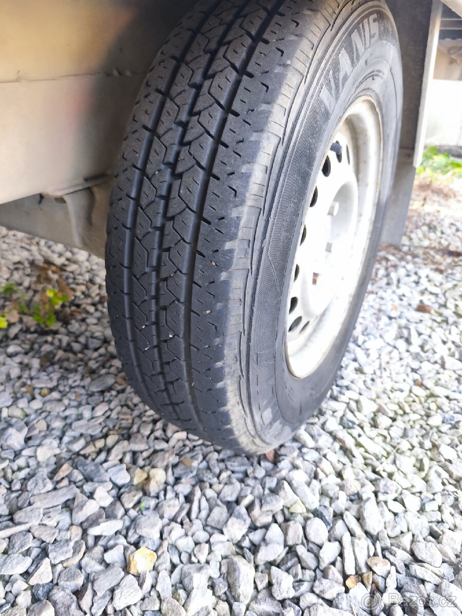 Vlek brzděný 5x2 metry 2500 kg - 3