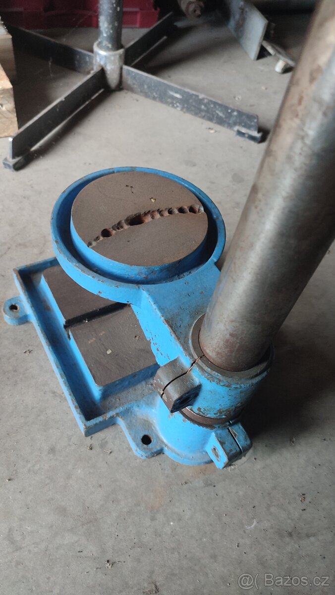 Malá litinová stojanová vrtačka tovární výroby - 3
