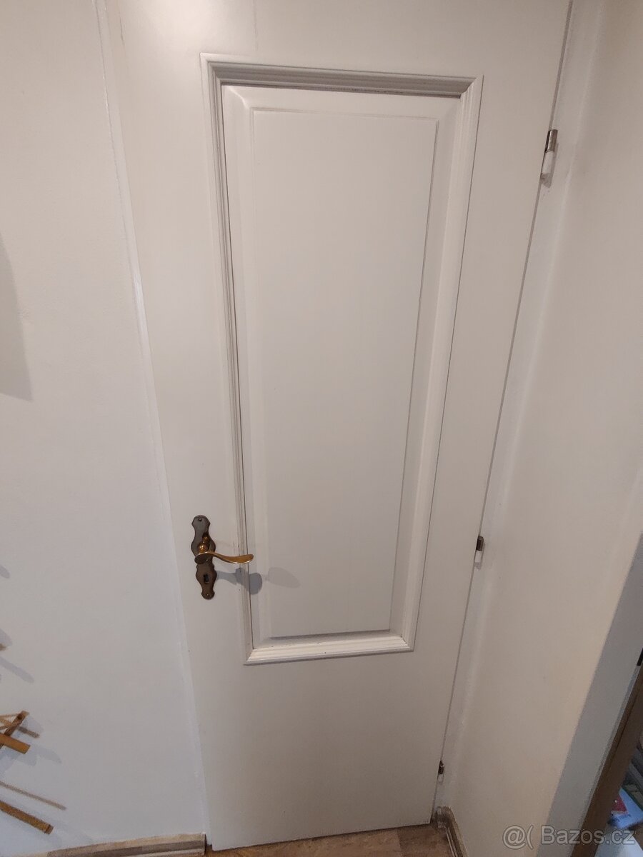 Prodám retro masivní dřevěné dveře s panty a klikou - 3