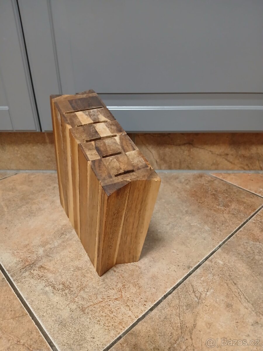 Dřevěný stojan na nože - 3