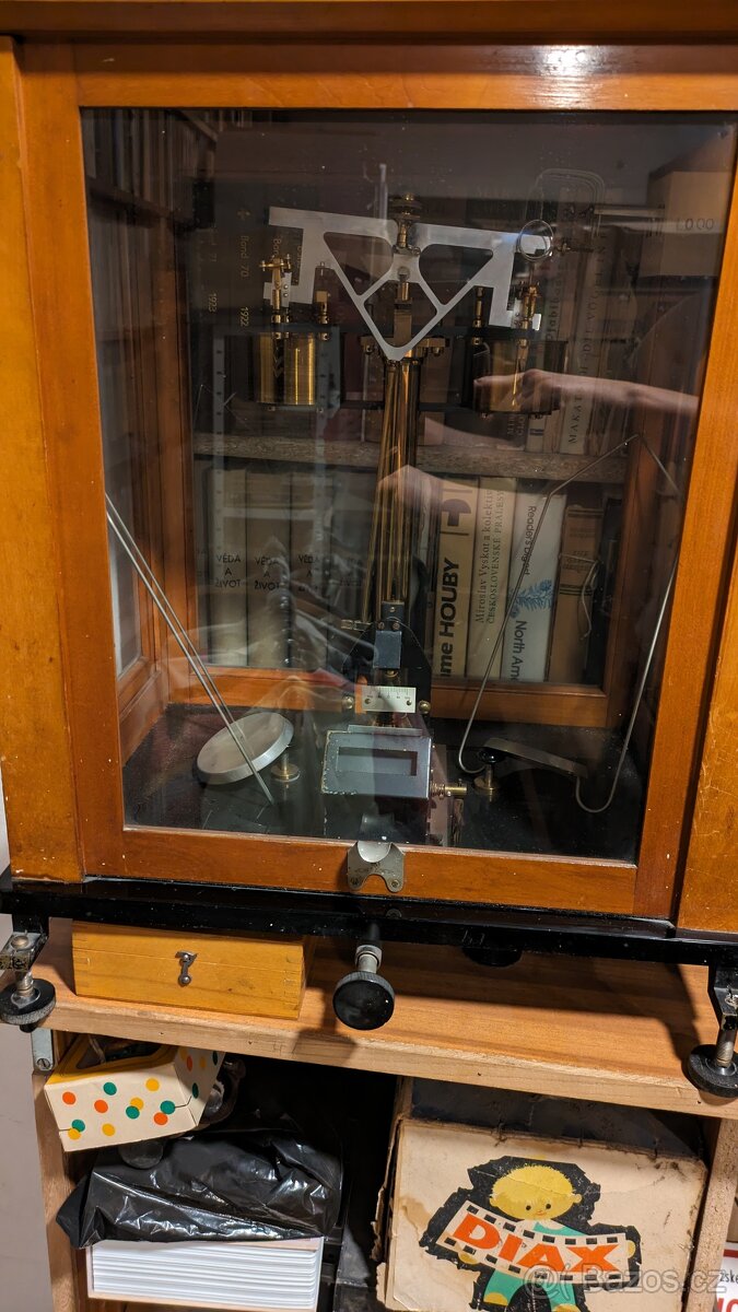 Rovnoramenné elektrické analytické váhy laboratorní staré - 3