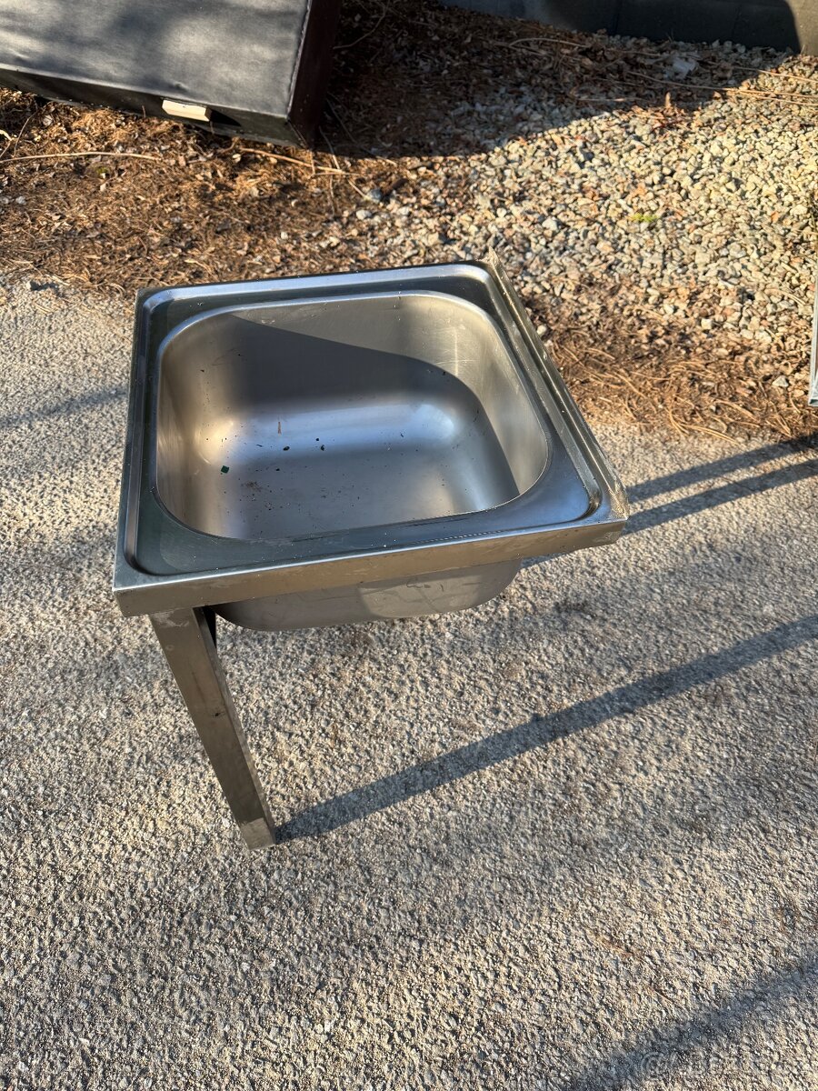 Nerezový dřez / výlevka na nohách - 3