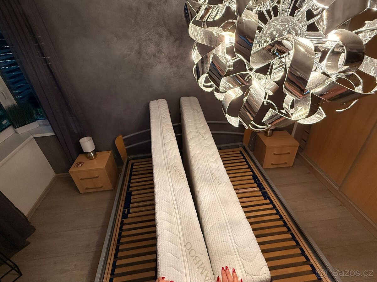 Postel s polohovacími rošty,matracemi a nočními stolky - 3