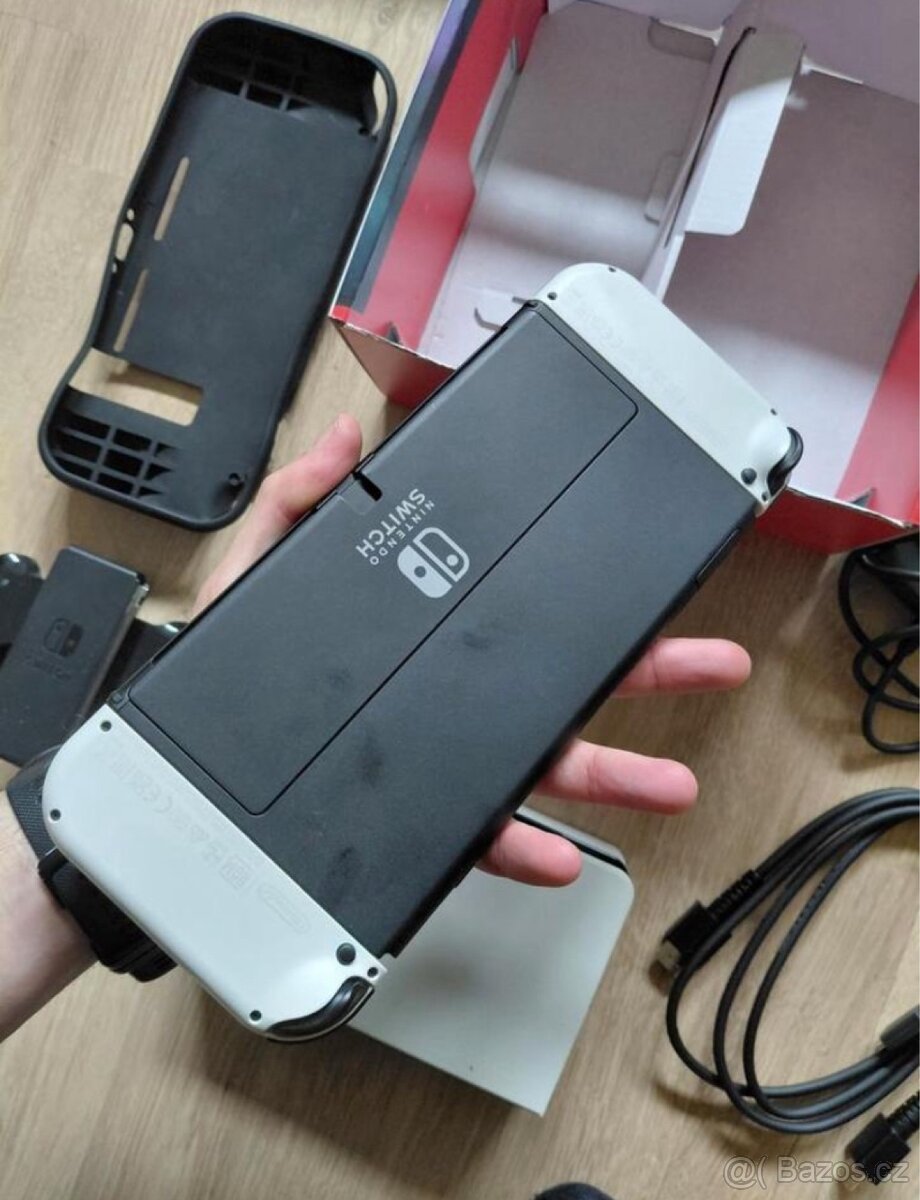 Nintendo Switch OLED + 3 hry - 3