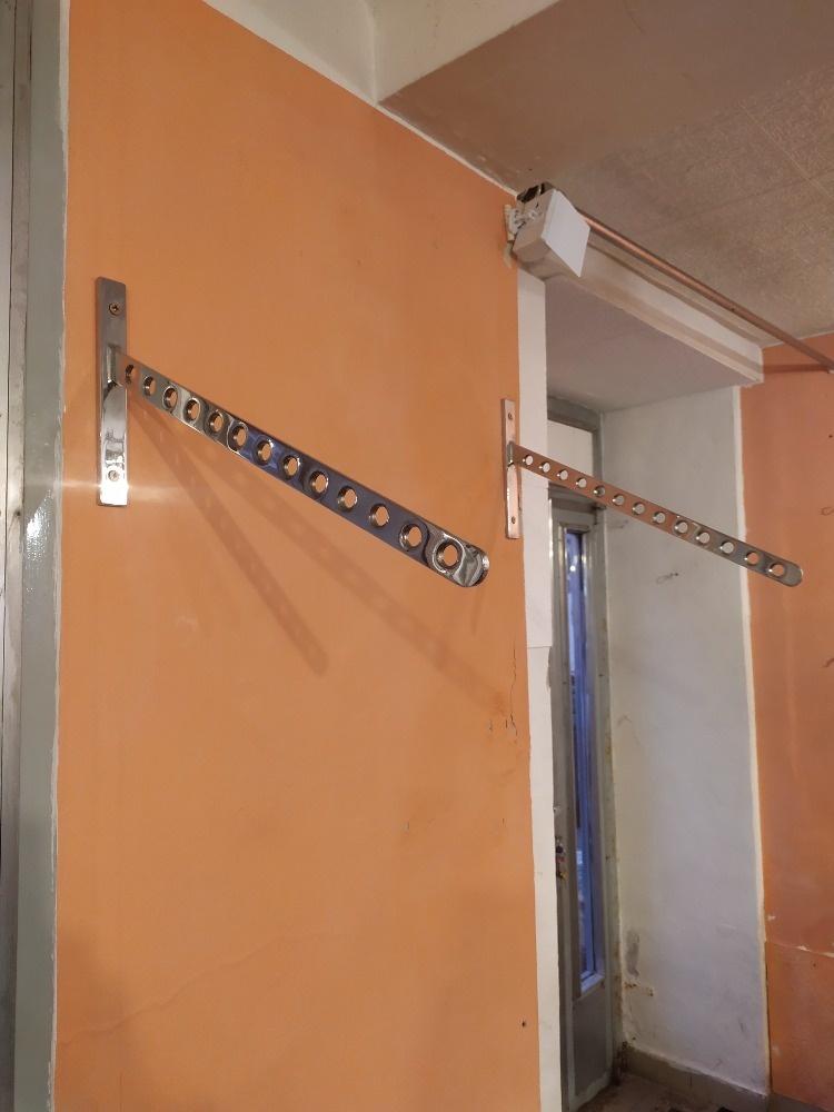 Prodám zařízení z obchodu s oděvy (stojany, štendry, světla) - 3