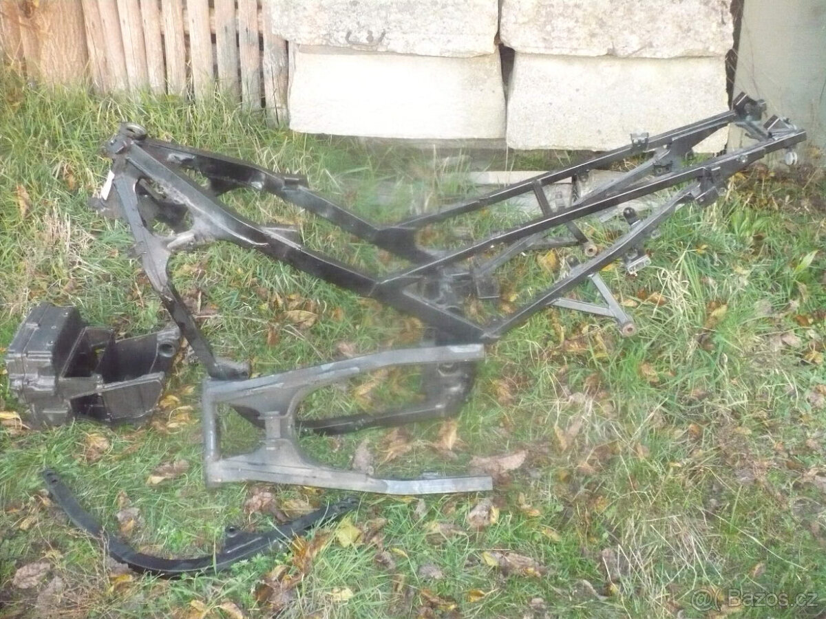 Kawasaki GPZ 500 r. 95 díly - 3