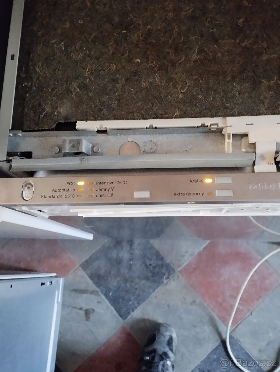 Kvalitní plně vestavná myčka zn. Miele - 3