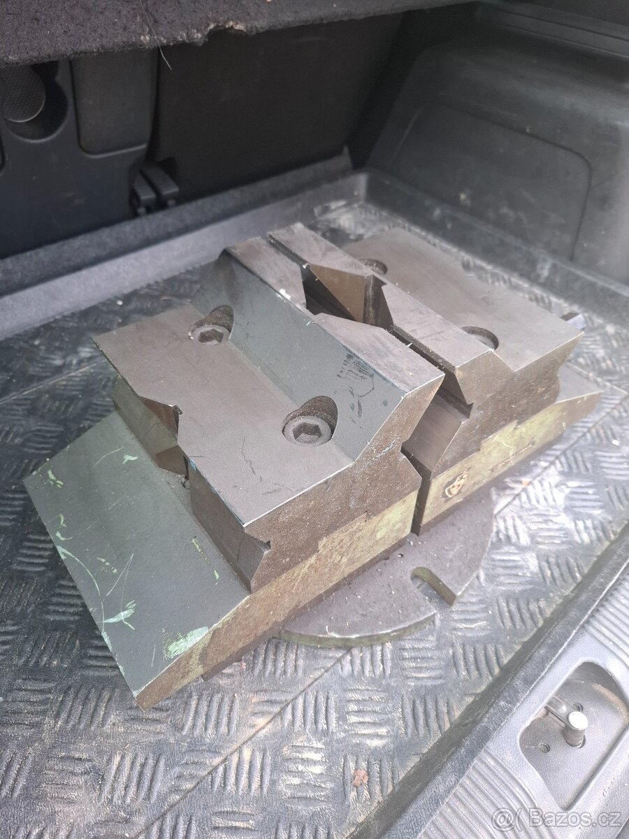 Velky prizmaticky svěrák - 3