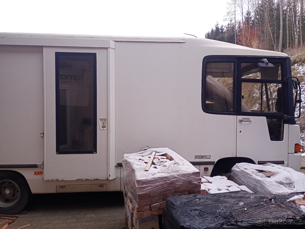 Obytný automobil - speciál Renault. - 3