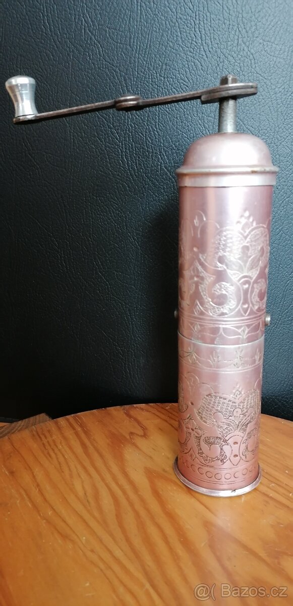 Kávomlýnek - starý, narůžovělý kov, gravírovaný - 3