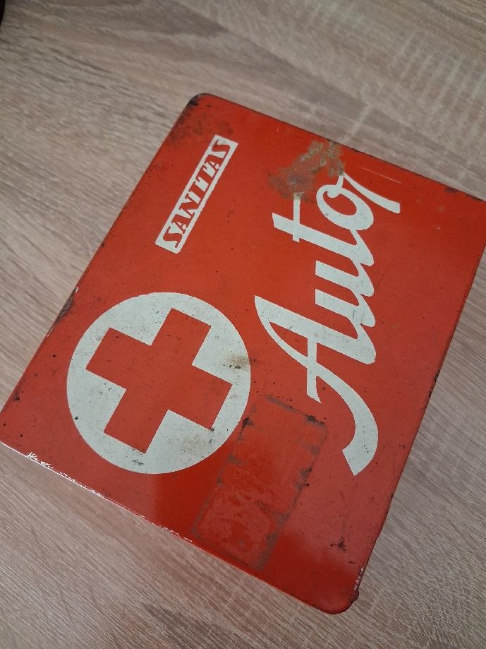 RETRO AUTOLÉKÁRNIČKA SANITAS 80 LÉTA - 3