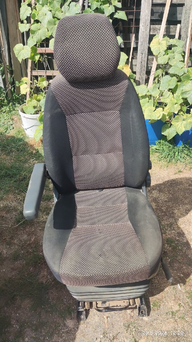 Sedadlo řidiče odpružené. - 3