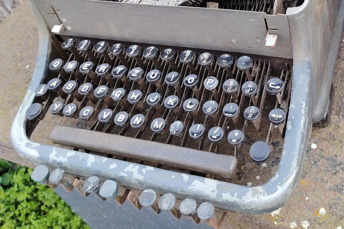 Starý mechanický písací stroj značky Zeta - 3