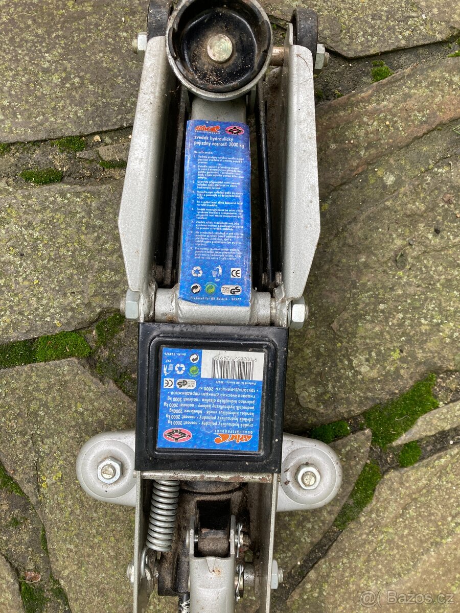 Hever, hydraulický zvedák 2t - 3