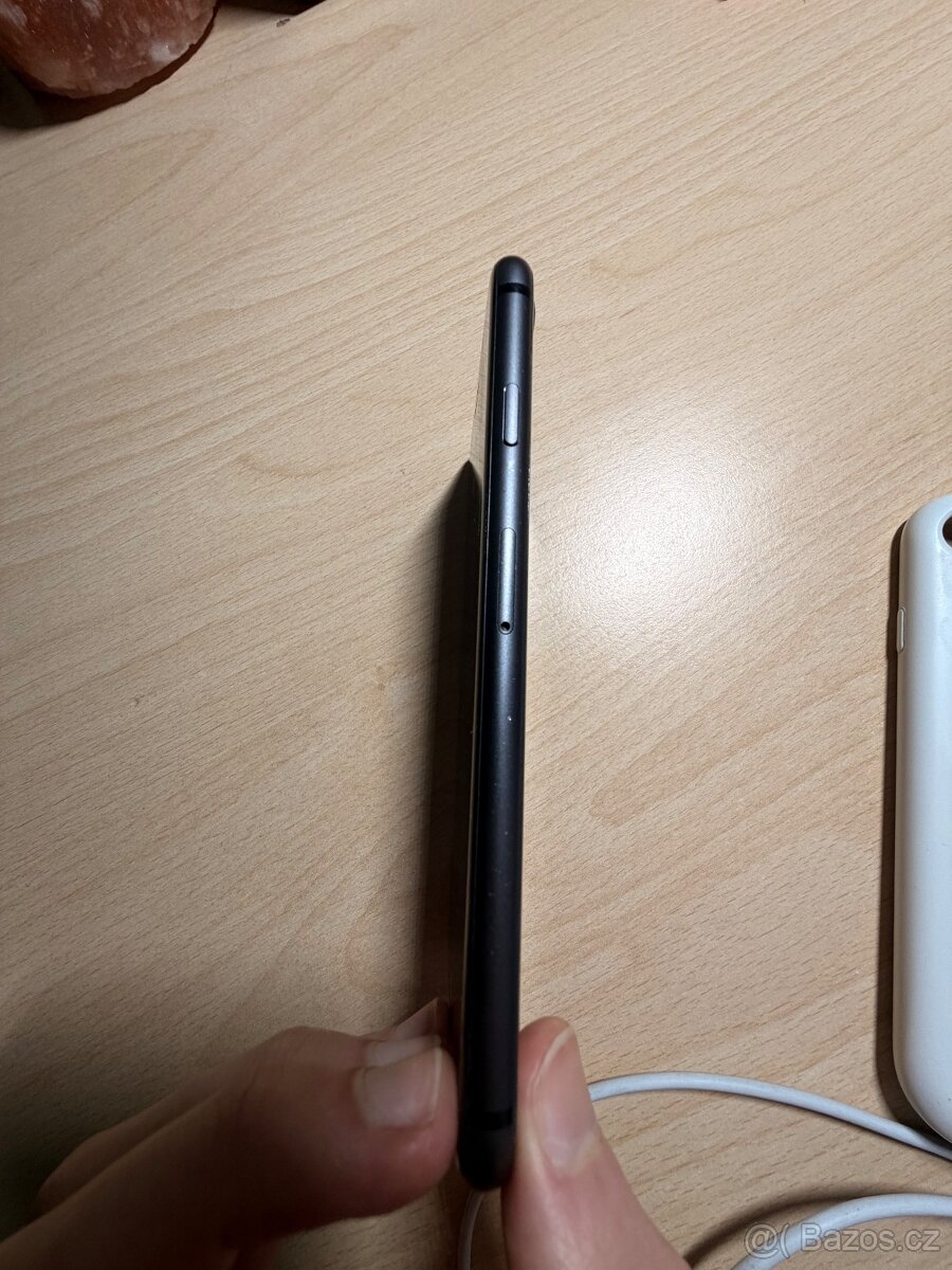 iPhone 8 64GB + originál příslušenství - 3