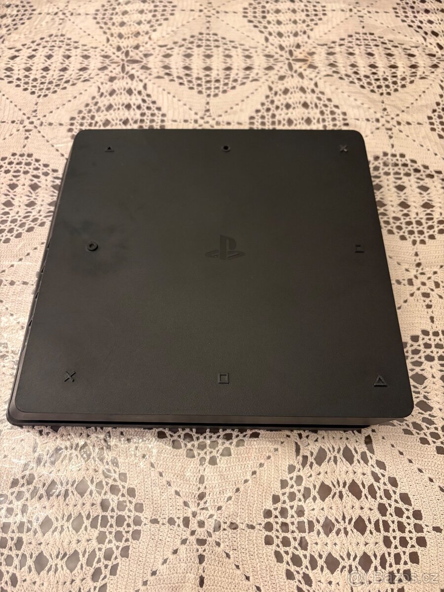 🎮 PS4 Slim 500GB + ovládač + Uncharted 4 - 3