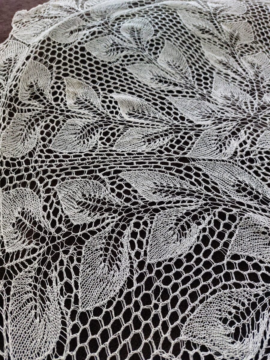 Ručně háčkované ubrusy v bílé a krémové barvě - 3