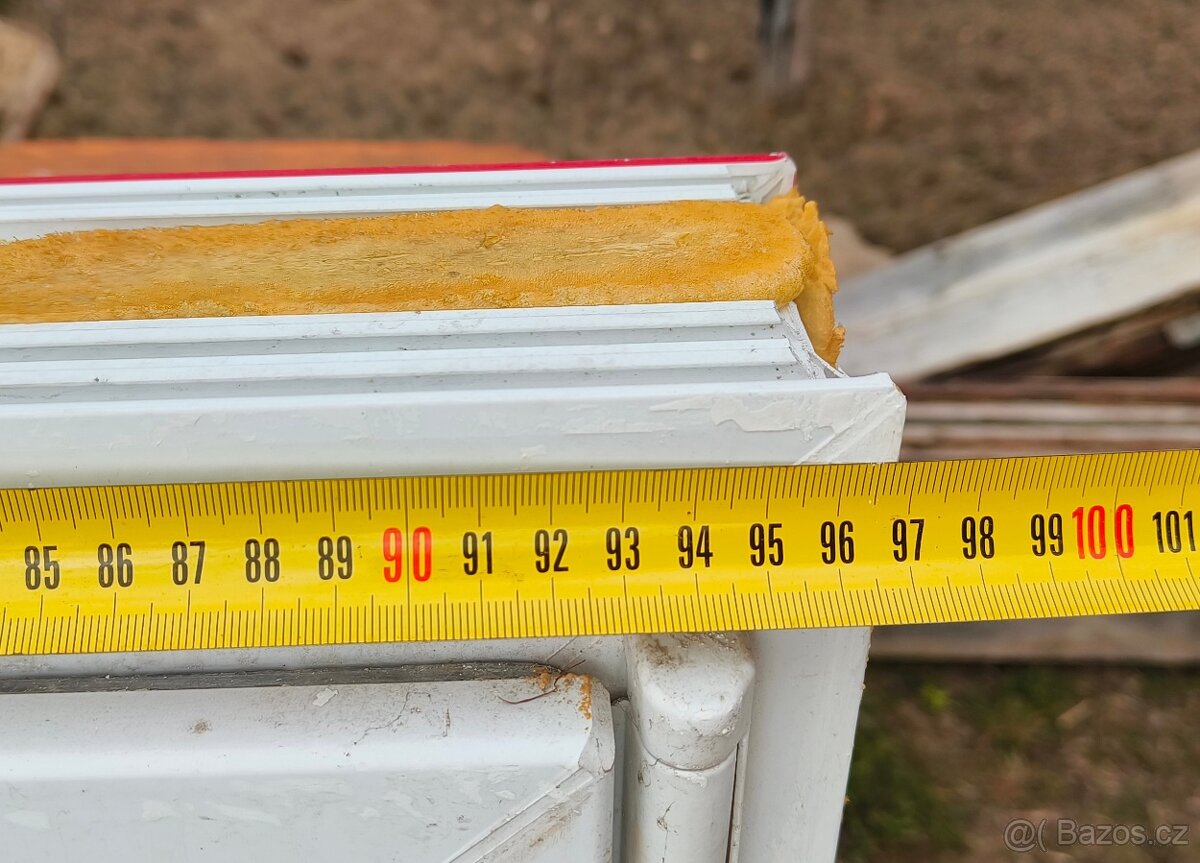 Červené plastové okno - 967x994mm (šxv) - 3