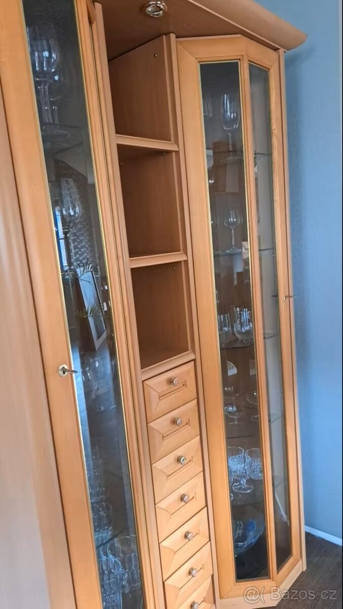 Vitrína osvětlená - výška 200 cm, dřevo - 3