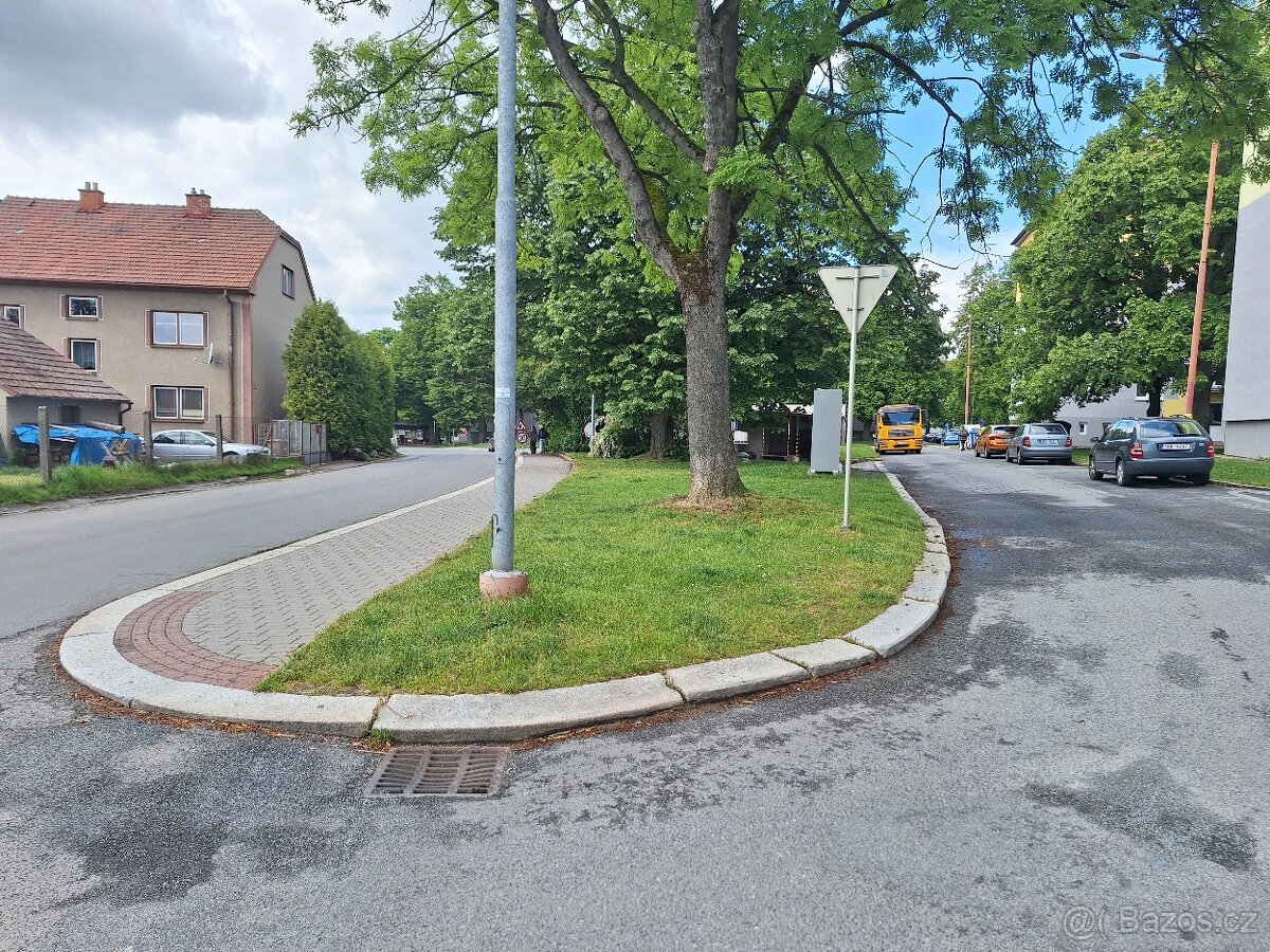 Pronájem komerčního pozemku 380m² - - 3