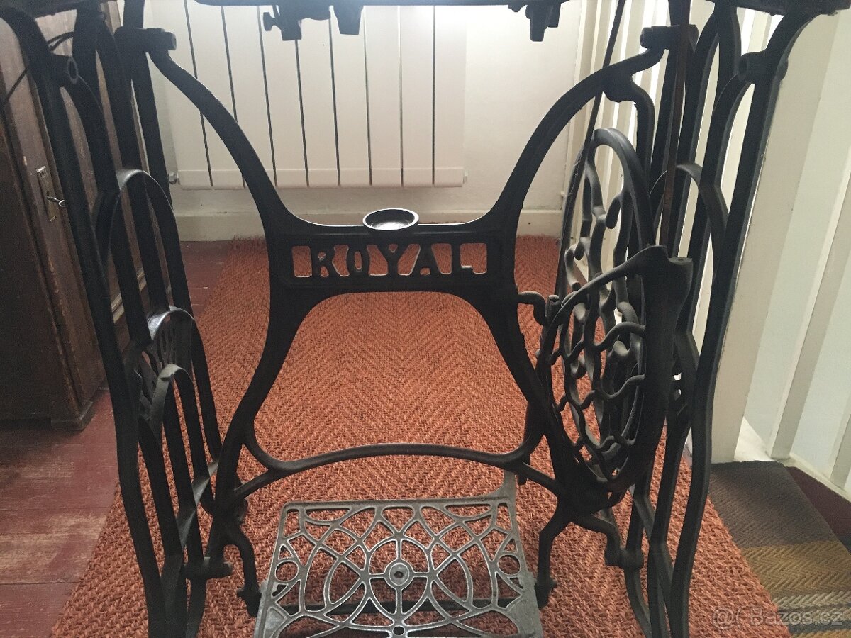 STAROŽITNÝ. ŠICÍ STROJ. zn. ROYAL - 3