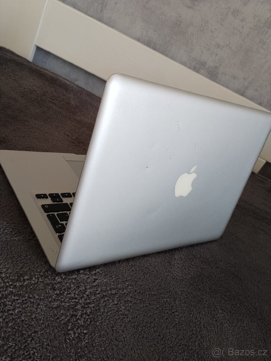 MacBook Air 11" (A1465/A1370) a Lenovo ThinkPad Edge E520. - 3