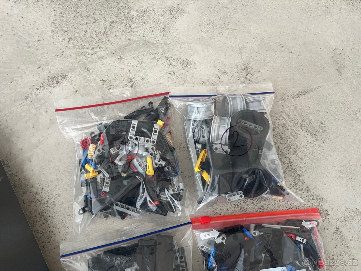 LEGO 42111 Technic - Dom's Dodge Charger - 3