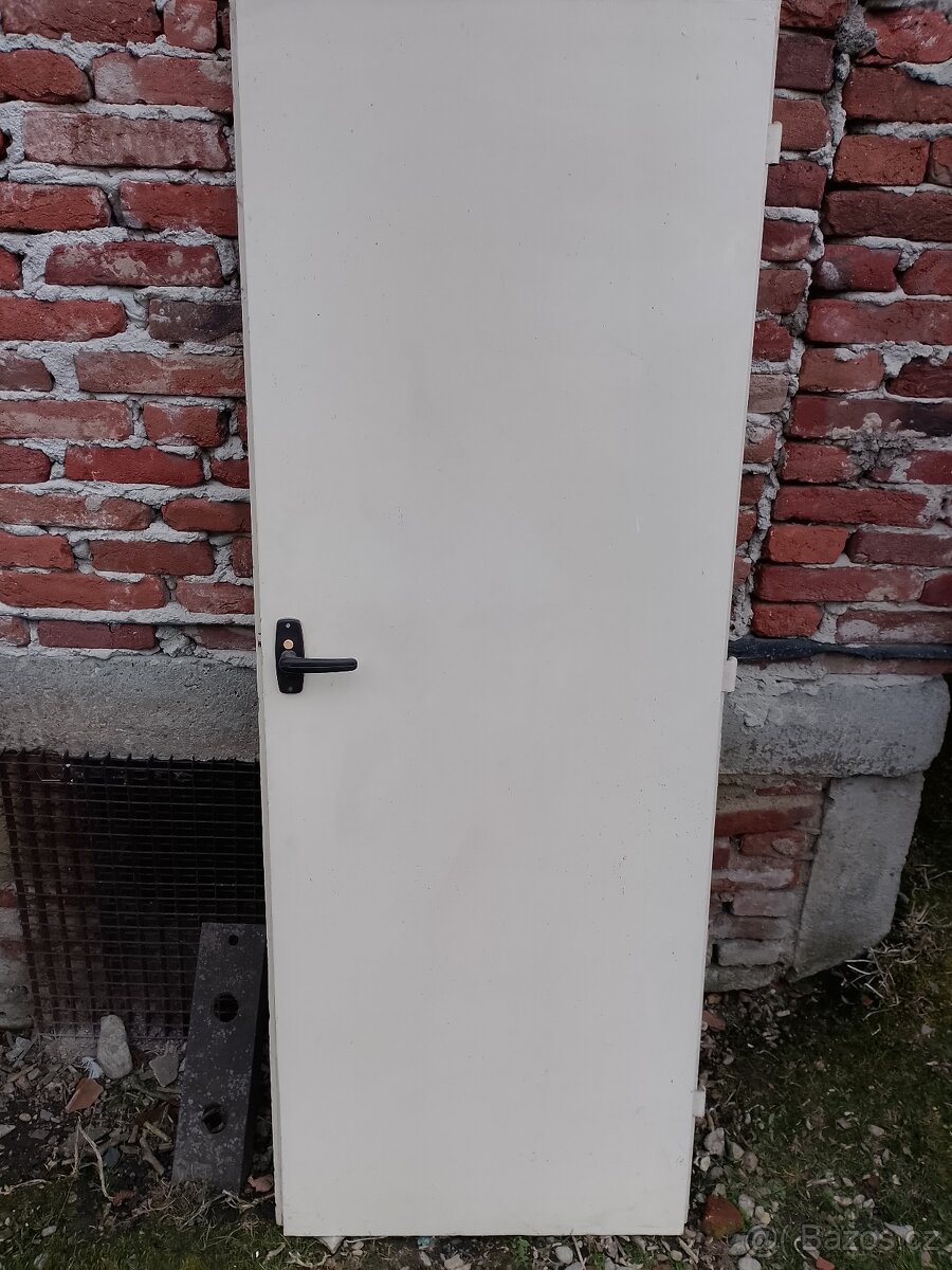 Staré panelákové dveře. - 3