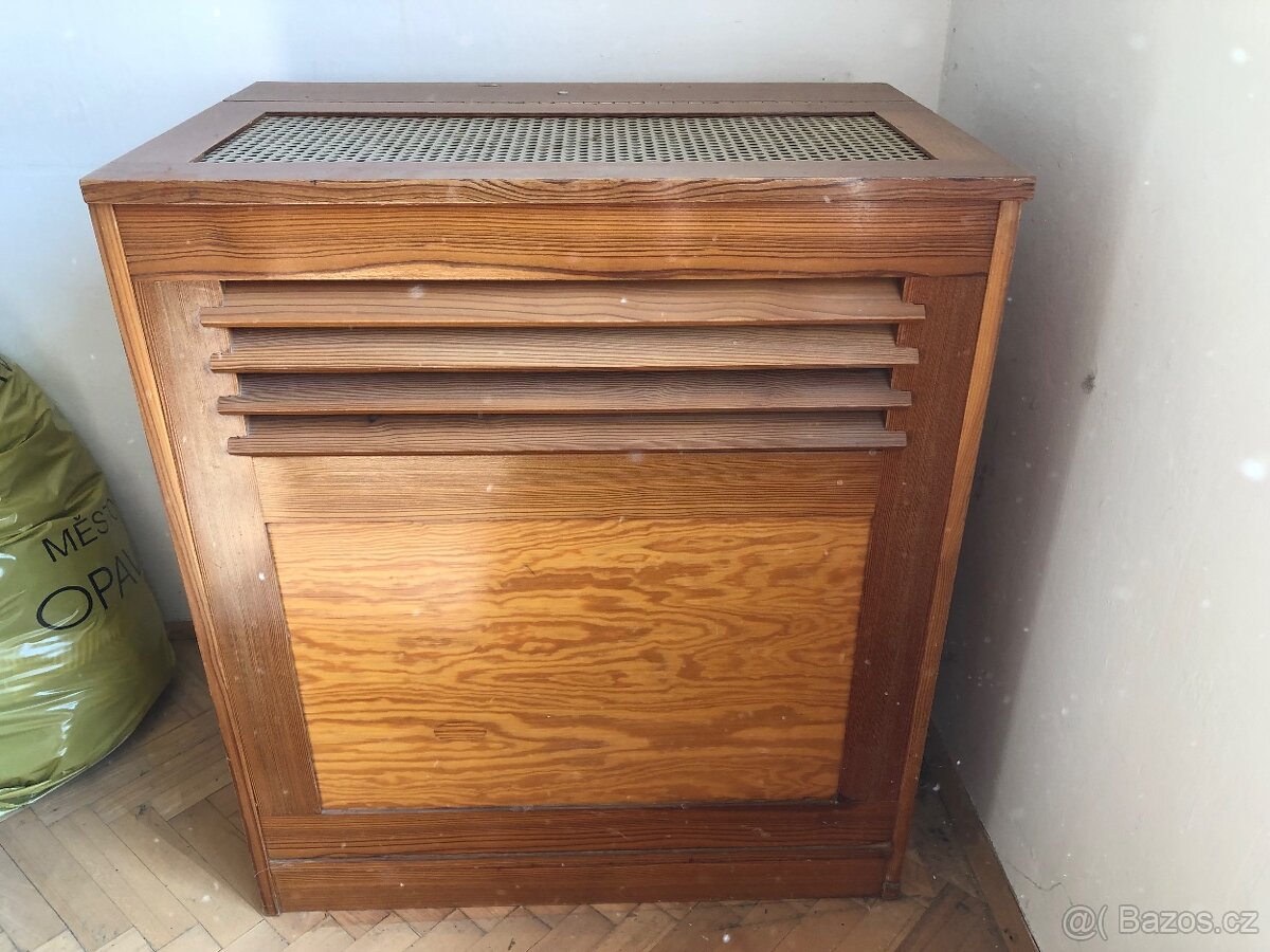 Modřínova postel,dřezový stůl,peřináč,poličky,obklad sten - 3