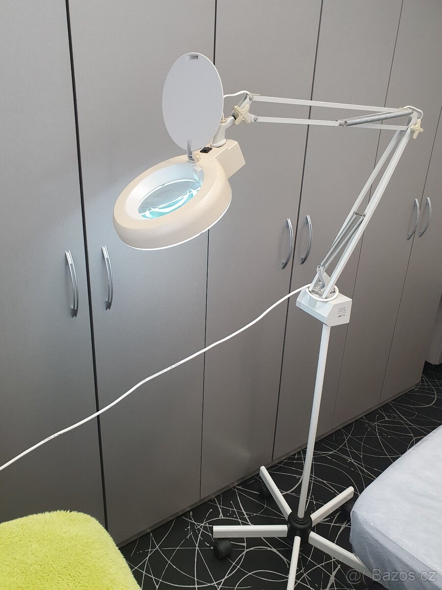 Kosmeticka stojanová lampa s lupou - 3