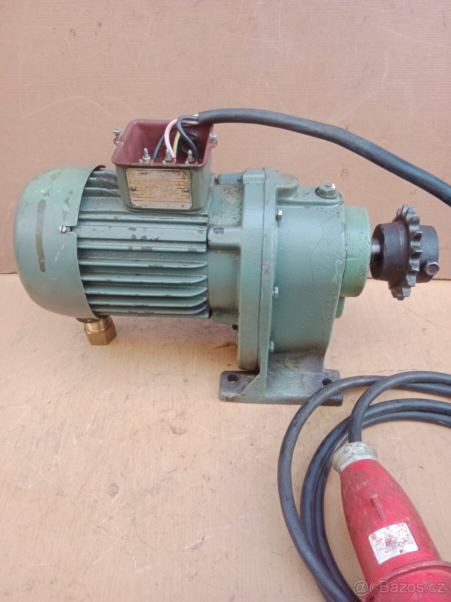 Elektromotor s převodovkou.40 ot/min. - 3