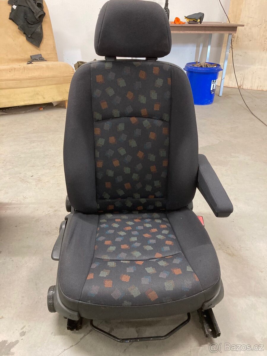 Prodám díly, světla, sedačky a plasty na Mercedes Vito w639 - 3