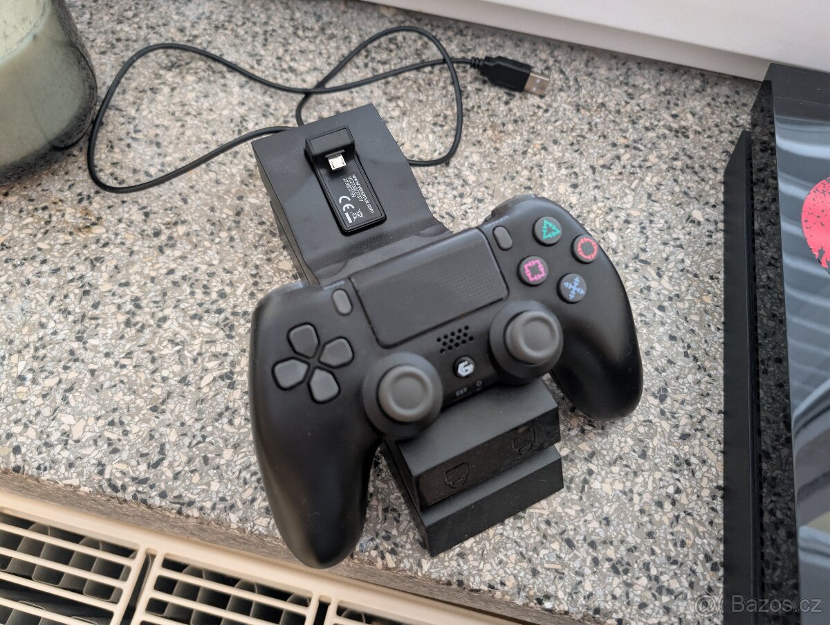 PS 4 500GB + ovladač a nabíjecí stanice - 3