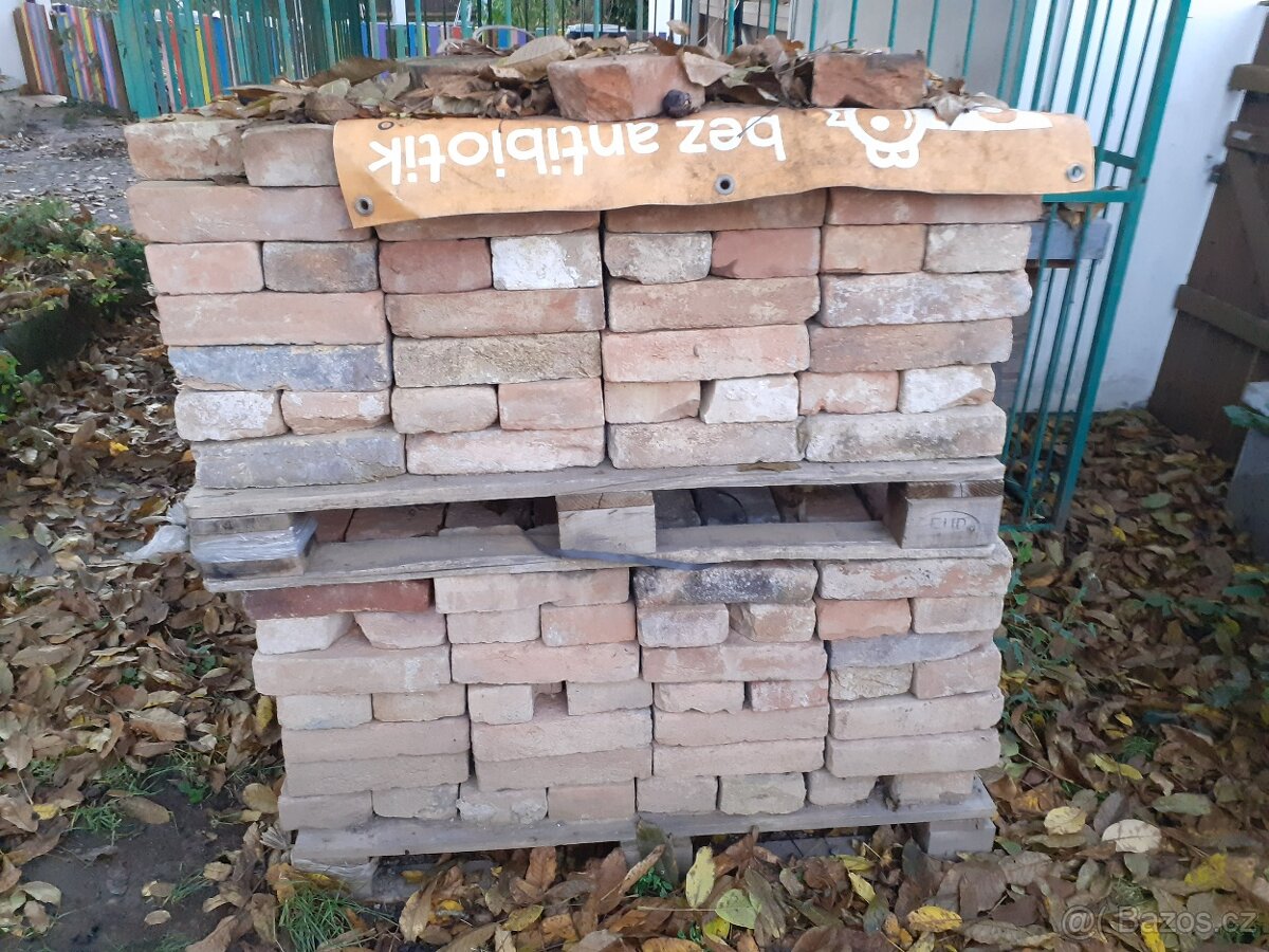 Staré ručně dělané cihly - 3