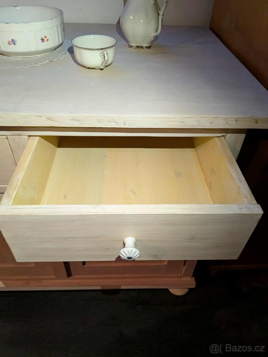 Komoda z masivu – ruční truhlářská práce, bělená patina - 3