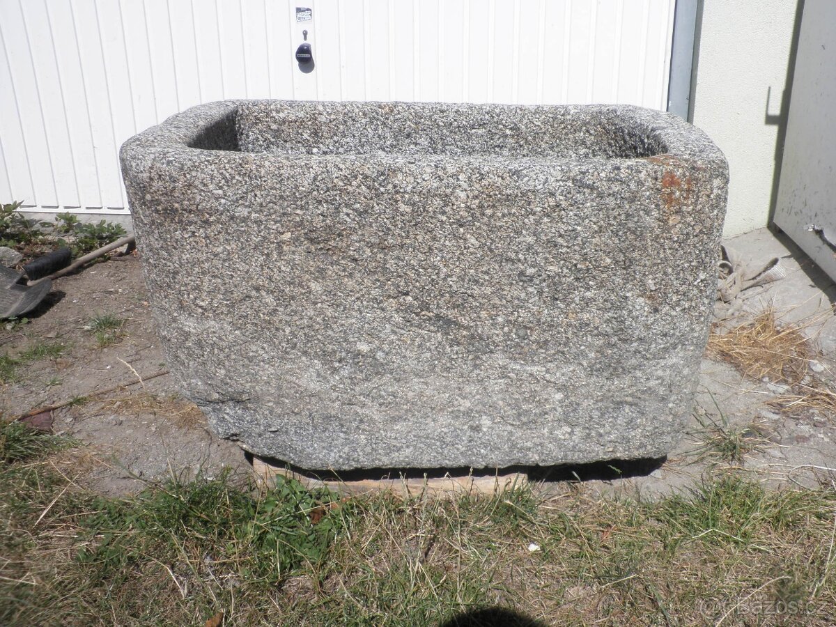 stará kamenná žulová stírka kaménka napaječka koryto - 3