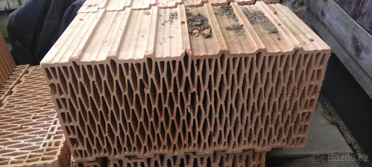 Cihly, zbytek ze stavby - 3