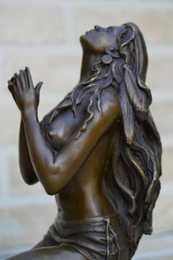 Bronzová socha - KLEČÍCÍ INDIÁNKA - 3