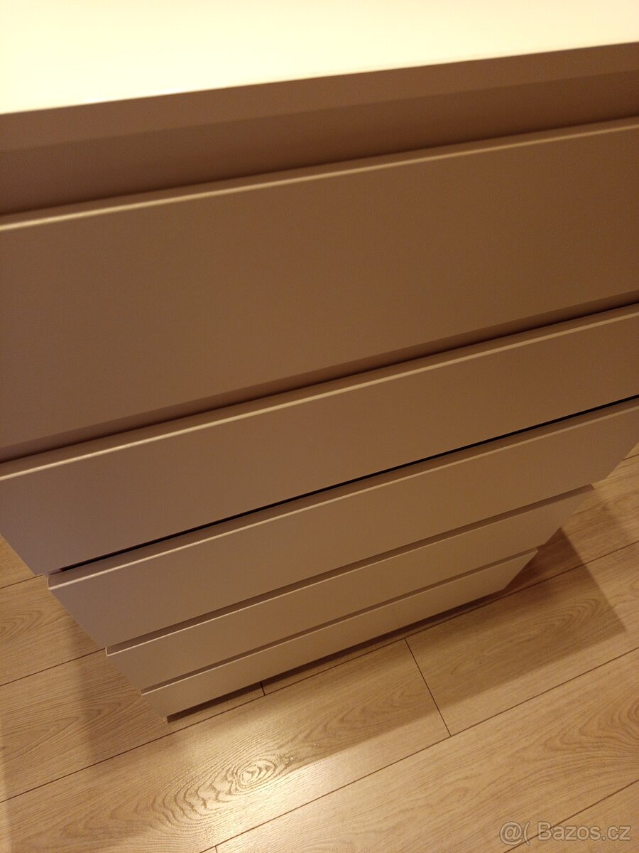 Bílá šuplíková komoda - 3